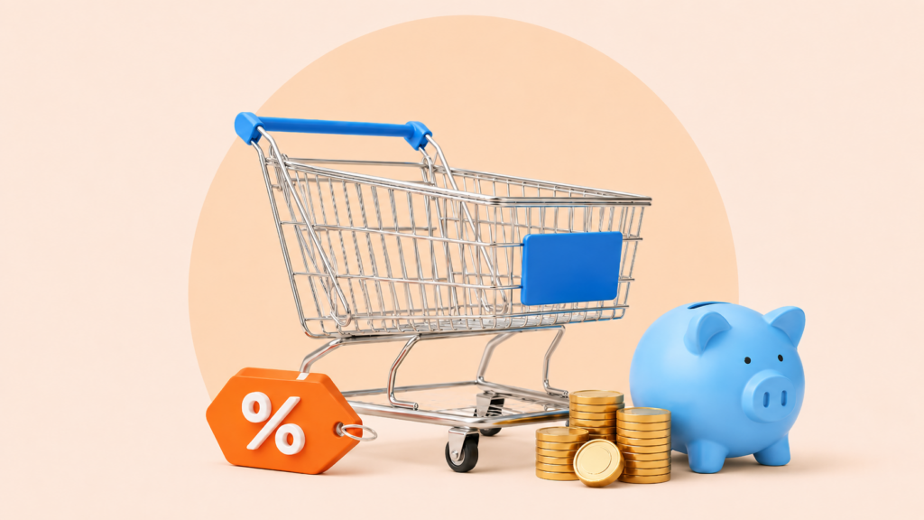 Carrito de la compra con etiqueta de descuento, monedas y una hucha, representando estrategias para ahorrar en supermercados.